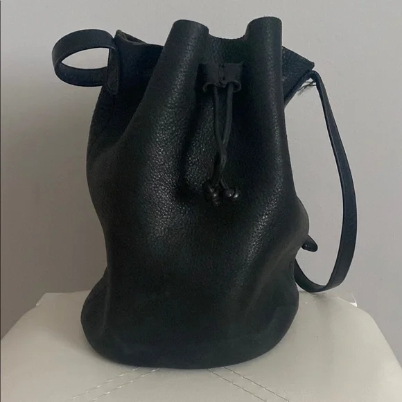 BAGGU Black Crossbody Bag with Sleek Design - Picture 1 of 9